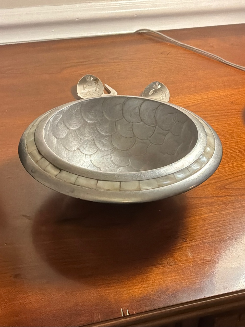 Silver-Tone Decorative Bowl with Scalloped middle with Pearlized Inlay Rim